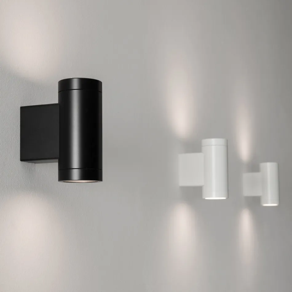 Design Outdoor Wall Lamp in White or Black Aluminium - Leopida Viadurini