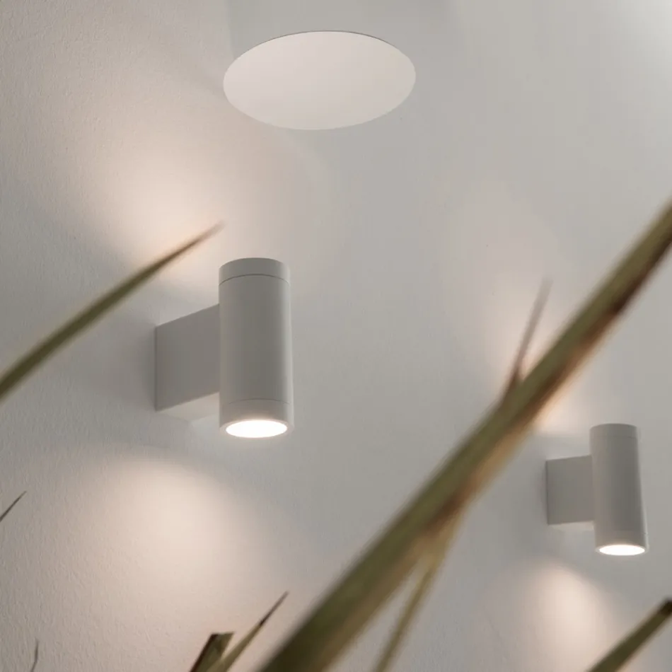 Design Outdoor Wall Lamp in White or Black Aluminium - Leopida Viadurini