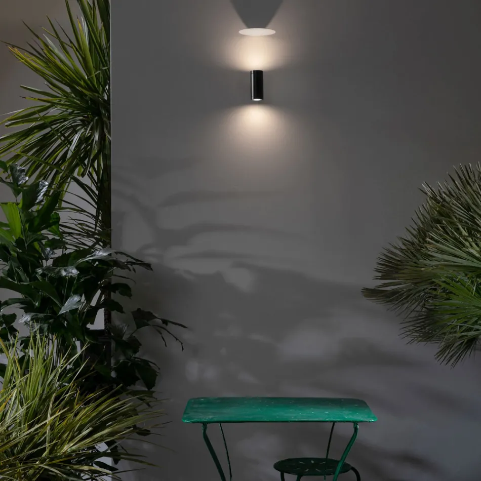 Design Outdoor Wall Lamp in White or Black Aluminium - Leopida Viadurini