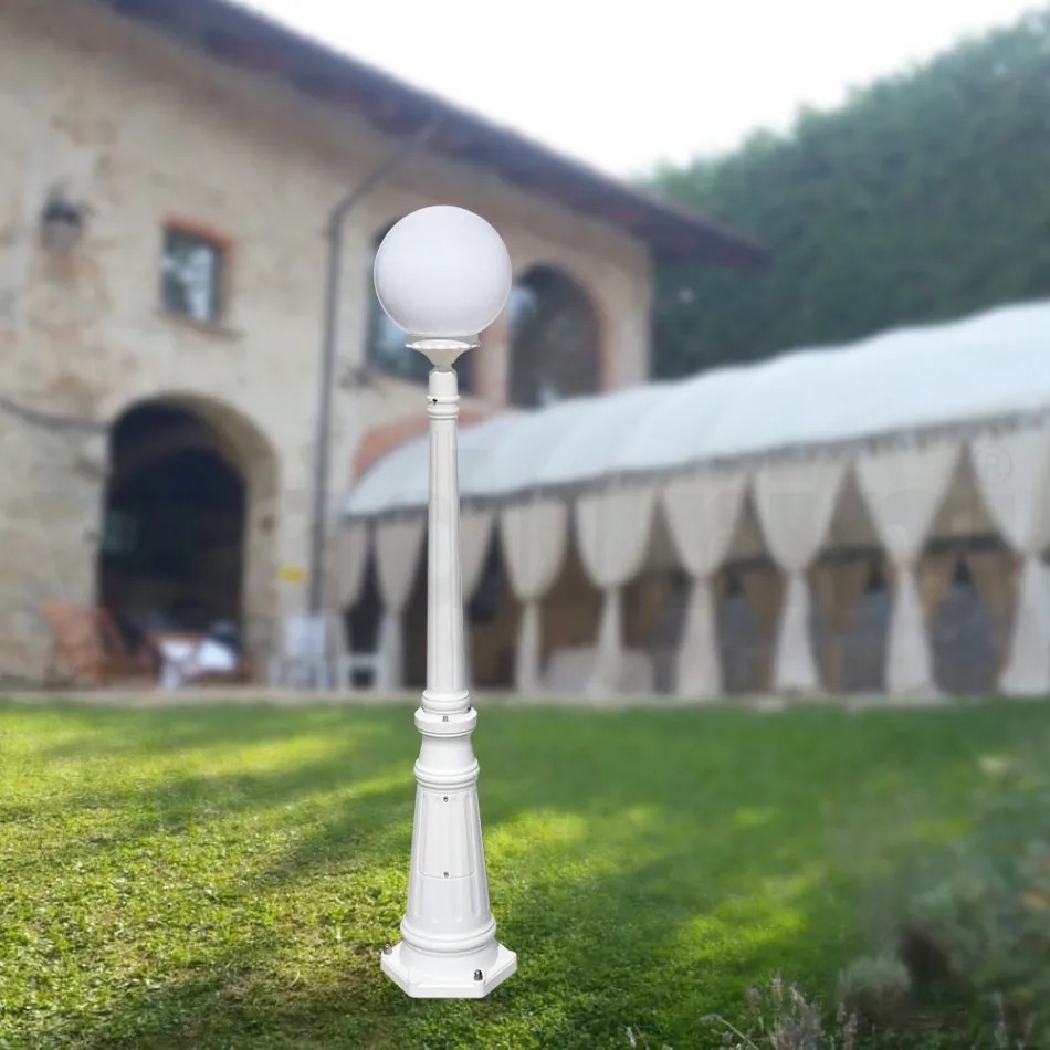 145 cm tall street lamp in white acrylic and aluminium made in Italy - Trovabianco Viadurini