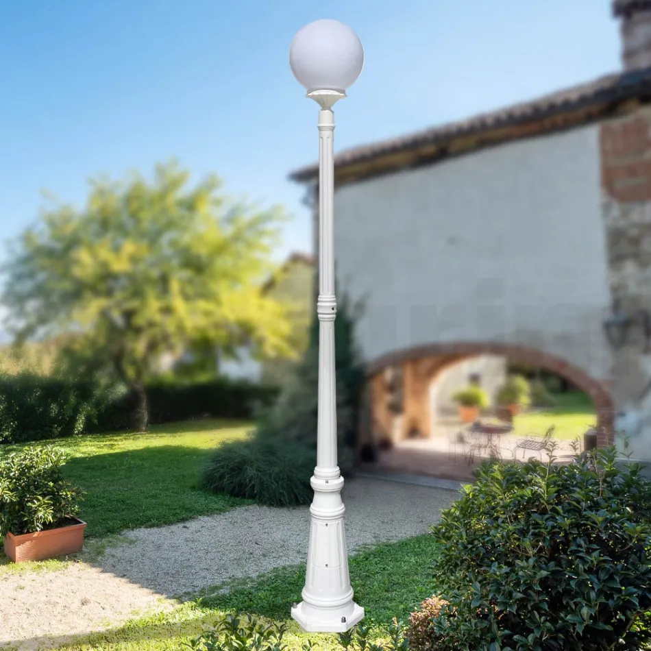 208 cm tall street lamp in white acrylic and aluminium made in Italy - Trovabianco Viadurini