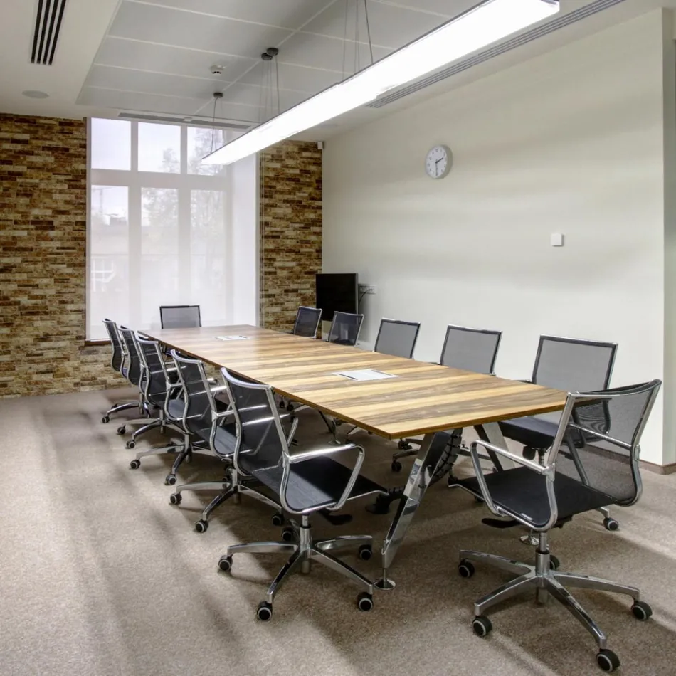 Ergonomic Swivel Office Chair with Wheels and Armrests - Filanna Viadurini